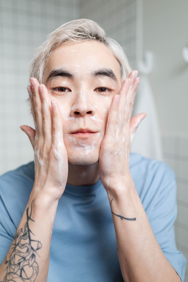 朝と夜で使い分ける洗顔のコツ。肌質に合わせた洗い方の基本の解説イメージ